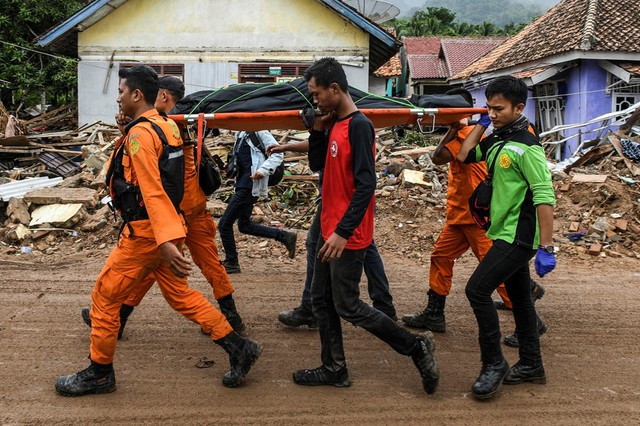 Lựa chọn giữa cứu vợ hoặc cứu mẹ trong cơn sóng thần, người đàn ông Indonesia buộc phải đưa ra quyết định nghiệt ngã - Ảnh 3.