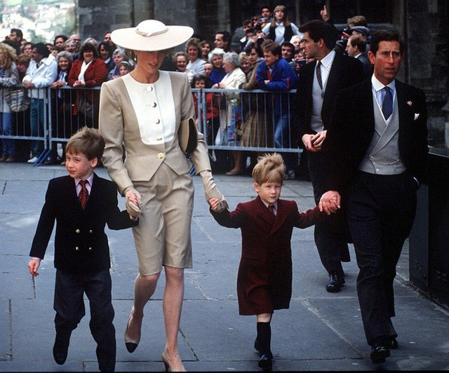  Những bức ảnh để đời của Công nương Diana bên 2 con chứng tỏ bà vẫn là bà mẹ quốc dân được ái mộ nhất - Ảnh 9.