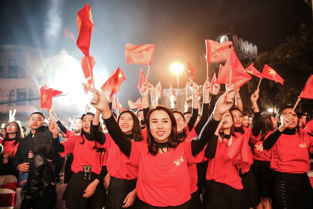 Trước thềm Asian Cup 2019, HLV Park Hang Seo dẫn các học trò ở lại Hà Nội vui Noel với người hâm mộ - Ảnh 9.