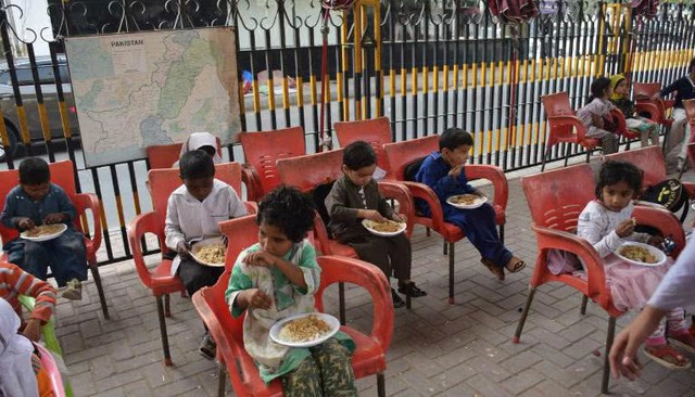 Bữa trưa của học sinh toàn thế giới: Nơi sang chảnh như khách sạn, nơi nghèo đói phải ăn đồ cứu trợ - Ảnh 10.