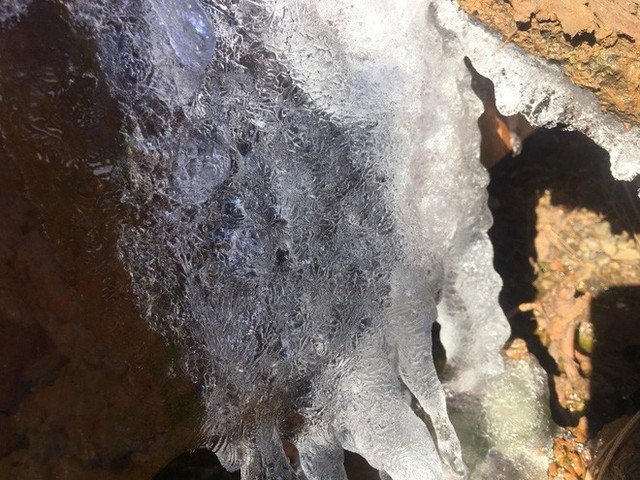 Đỉnh núi Fansipan lạnh 0 độ, nước suối đóng thành băng - Ảnh 2.