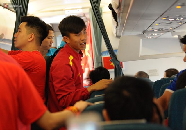 Đội tuyển Việt Nam được ưu tiên nhập cảnh khi về tới Hà Nội - Ảnh 1.