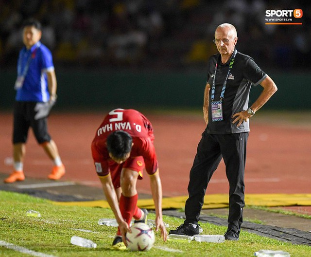 HLV Philippines vỗ vai thán phục đồng nghiệp Park Hang-seo sau trận thua Việt Nam - Ảnh 3.