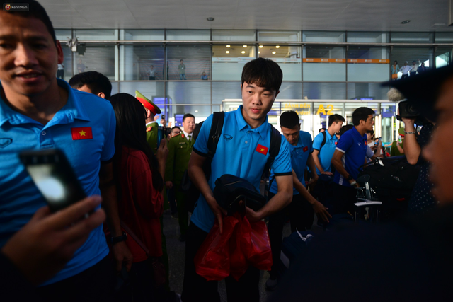 Đội tuyển Việt Nam được ưu tiên nhập cảnh khi về tới Hà Nội - Ảnh 4.