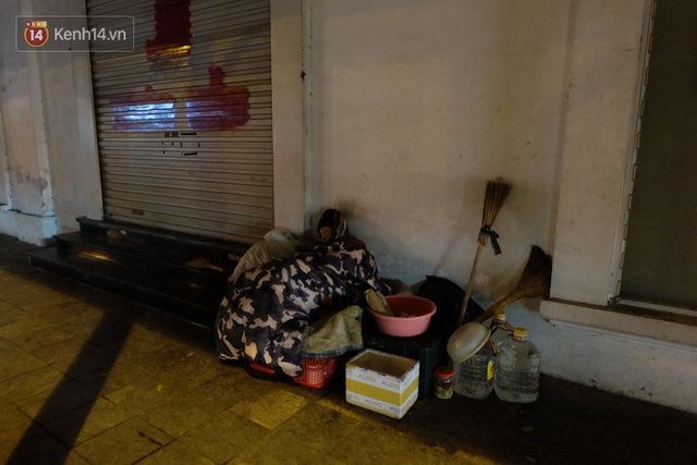 Xót xa cảnh người vô gia cư trùm chăn ngủ vỉa hè trong cái lạnh thấu xương giữa đêm đông Hà Nội - Ảnh 2.