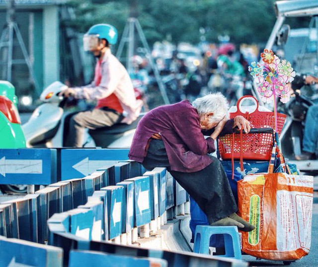 Ghé thăm cụ bà lưng còng trong bức ảnh gục đầu bên gánh hàng rong giữa ngã tư Hà Nội khiến nhiều người xót xa - Ảnh 1.