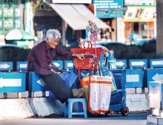 Ghé thăm cụ bà lưng còng trong bức ảnh gục đầu bên gánh hàng rong giữa ngã tư Hà Nội khiến nhiều người xót xa - Ảnh 2.