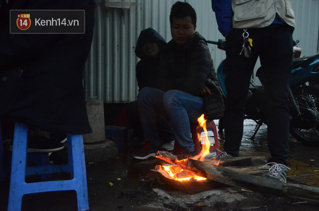 Chùm ảnh: Rét đậm rét hại chỉ còn 9 độ C, người Hà Nội đốt lửa sưởi ấm từ giữa trưa - Ảnh 11.