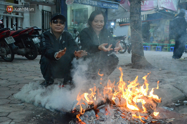 Chùm ảnh: Rét đậm rét hại chỉ còn 9 độ C, người Hà Nội đốt lửa sưởi ấm từ giữa trưa - Ảnh 12.