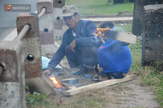 Chùm ảnh: Rét đậm rét hại chỉ còn 9 độ C, người Hà Nội đốt lửa sưởi ấm từ giữa trưa - Ảnh 16.
