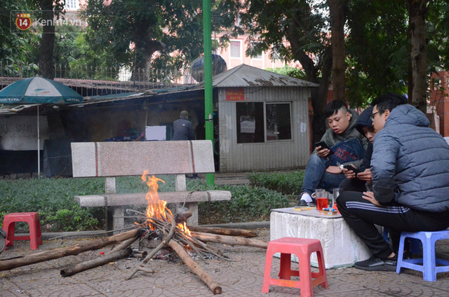 Chùm ảnh: Rét đậm rét hại chỉ còn 9 độ C, người Hà Nội đốt lửa sưởi ấm từ giữa trưa - Ảnh 17.