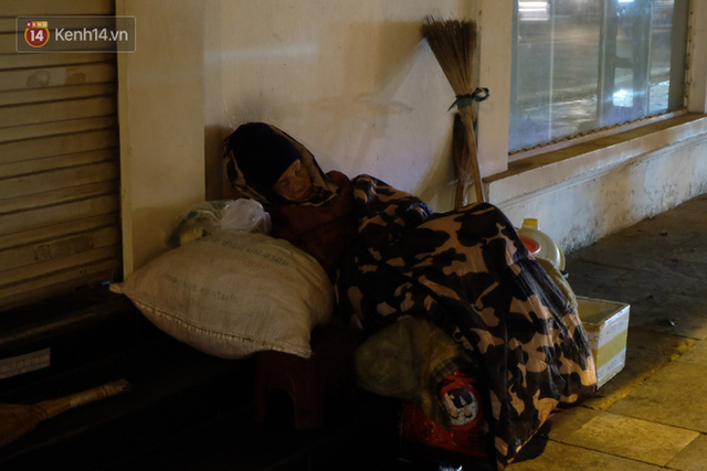 Xót xa cảnh người vô gia cư trùm chăn ngủ vỉa hè trong cái lạnh thấu xương giữa đêm đông Hà Nội - Ảnh 3.