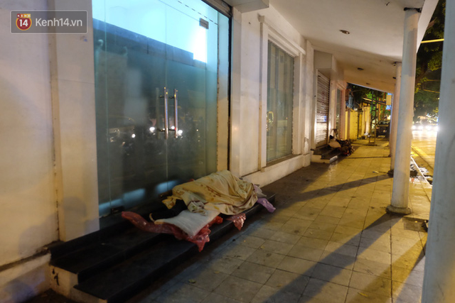 Xót xa cảnh người vô gia cư trùm chăn ngủ vỉa hè trong cái lạnh thấu xương giữa đêm đông Hà Nội - Ảnh 4.