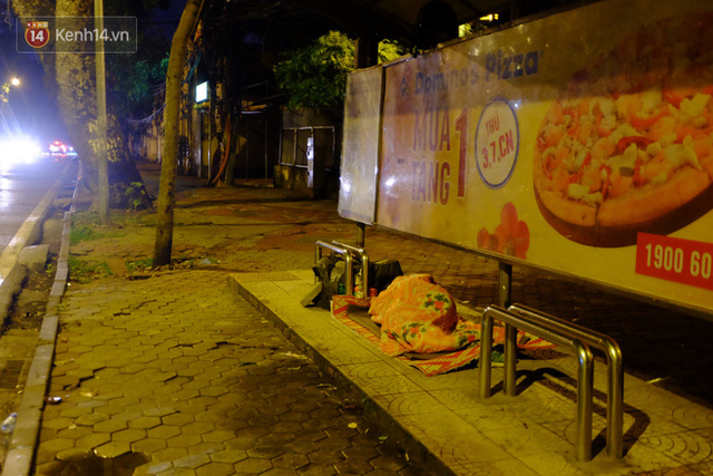 Xót xa cảnh người vô gia cư trùm chăn ngủ vỉa hè trong cái lạnh thấu xương giữa đêm đông Hà Nội - Ảnh 5.