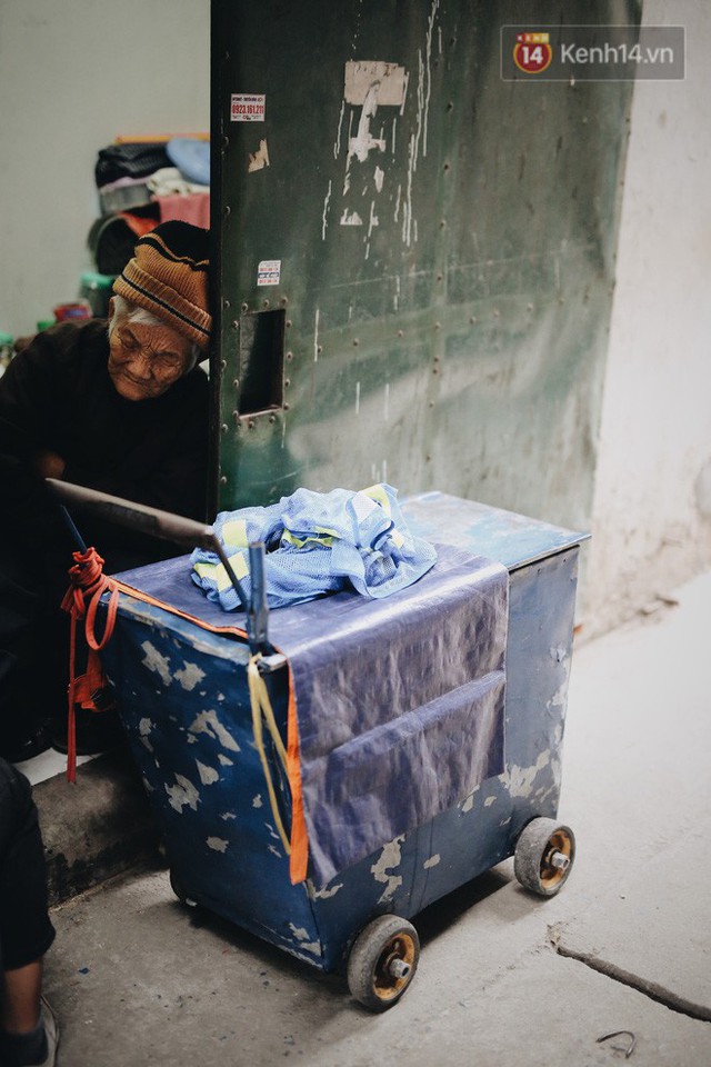 Ghé thăm cụ bà lưng còng trong bức ảnh gục đầu bên gánh hàng rong giữa ngã tư Hà Nội khiến nhiều người xót xa - Ảnh 6.