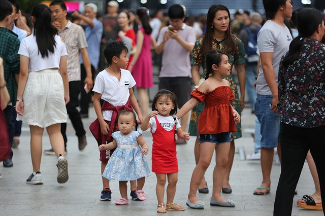 Hàng vạn người đổ về phố đi bộ Nguyễn Huệ đón năm mới - Ảnh 1.