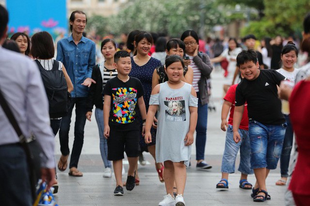 Hàng vạn người đổ về phố đi bộ Nguyễn Huệ đón năm mới - Ảnh 2.