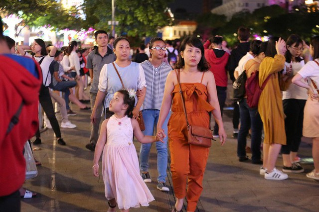 Hàng vạn người đổ về phố đi bộ Nguyễn Huệ đón năm mới - Ảnh 9.