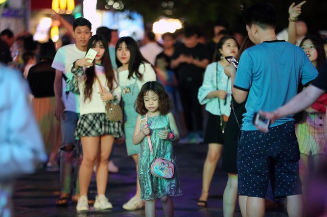 Hàng vạn người đổ về phố đi bộ Nguyễn Huệ đón năm mới - Ảnh 10.