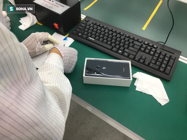 Clip: Robot lắp ráp điện thoại trong nhà máy của VSmart - Ảnh 2.