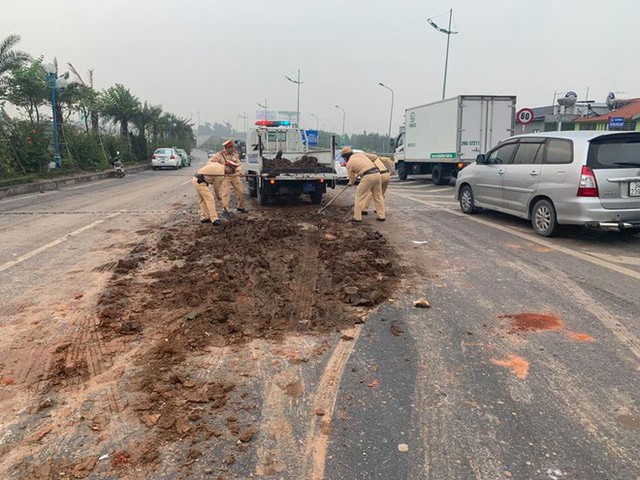 Hà Nội: CSGT xúc đất đổ vương vãi khắp mặt đường lên xe chuyên dụng sau tai nạn liên hoàn - Ảnh 2.