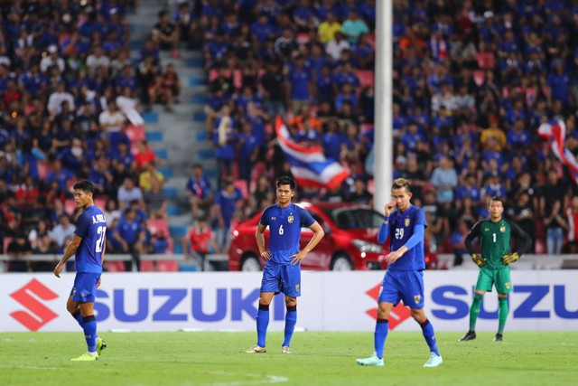Cầu thủ Thái Lan suy sụp, gục khóc nức nở sau thất bại đau đớn trước Malaysia - Ảnh 1.