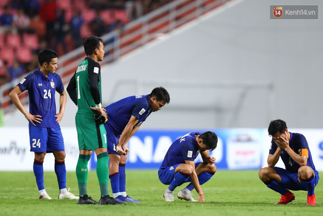 Cầu thủ Thái Lan suy sụp, gục khóc nức nở sau thất bại đau đớn trước Malaysia - Ảnh 11.