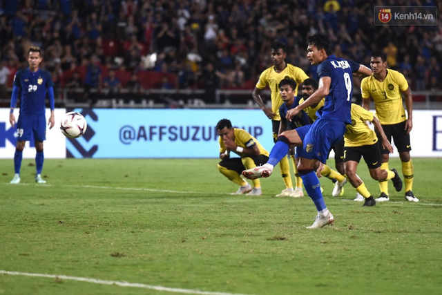 Cầu thủ Thái Lan suy sụp, gục khóc nức nở sau thất bại đau đớn trước Malaysia - Ảnh 4.