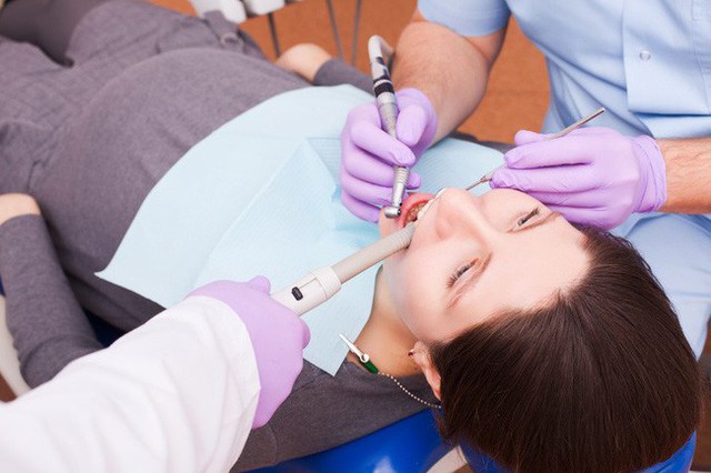 Đánh răng 2 lần/ngày thôi chưa đủ, nha sĩ nào cũng muốn bạn biết những điều này để bảo vệ răng miệng - Ảnh 5.