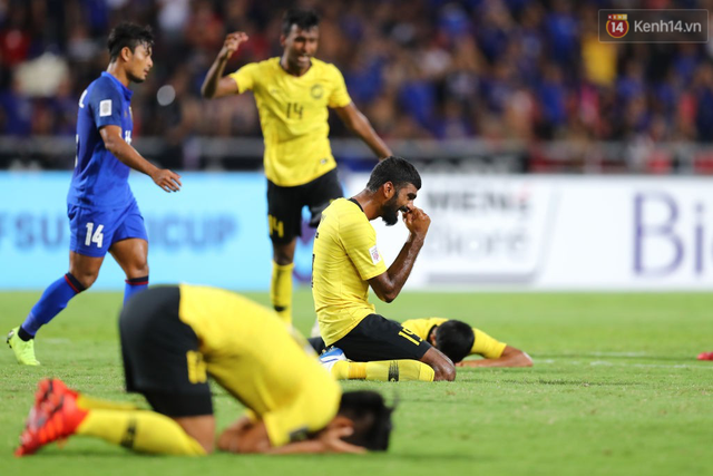 Cầu thủ Thái Lan suy sụp, gục khóc nức nở sau thất bại đau đớn trước Malaysia - Ảnh 6.