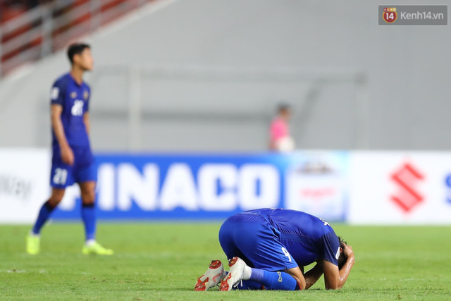 Cầu thủ Thái Lan suy sụp, gục khóc nức nở sau thất bại đau đớn trước Malaysia - Ảnh 10.