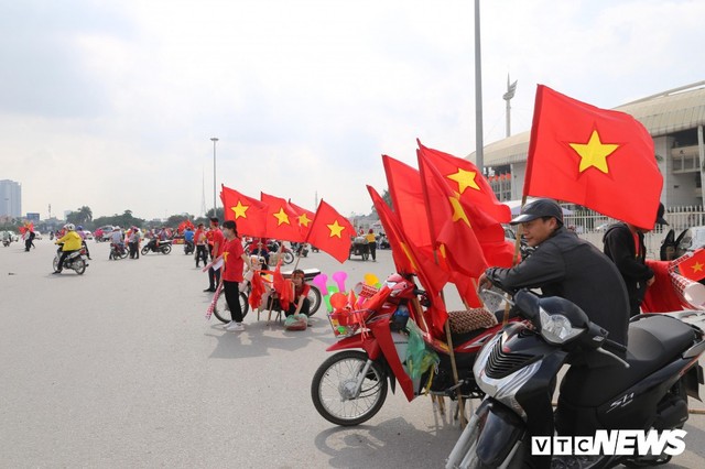 Ảnh: CĐV đến sớm cổ vũ tuyển Việt Nam đá bán kết lượt về AFF Cup 2018 - Ảnh 2.