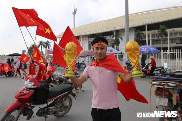 Ảnh: CĐV đến sớm cổ vũ tuyển Việt Nam đá bán kết lượt về AFF Cup 2018 - Ảnh 5.