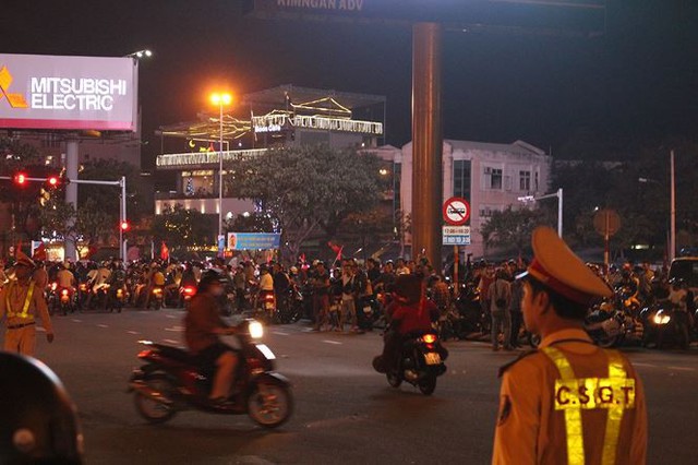 Đêm trắng của cảnh sát giao thông Đà Nẵng - Ảnh 1.