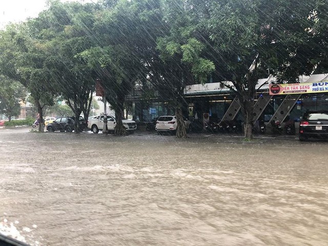 Mưa cực lớn tại Nghệ An, đường phố thành Vinh ngập sâu trong nước   - Ảnh 1.
