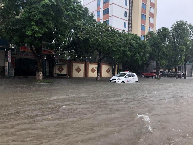 Mưa cực lớn tại Nghệ An, đường phố thành Vinh ngập sâu trong nước   - Ảnh 2.
