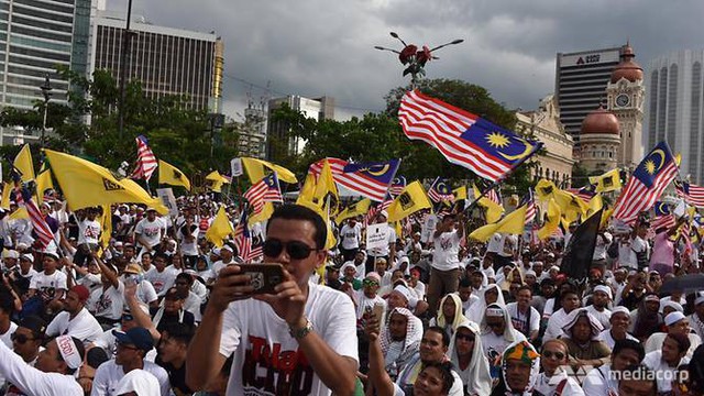 Biểu tình lớn ở trung tâm Kuala Lumpur, cảnh báo cho cổ động viên Việt Nam  - Ảnh 1.