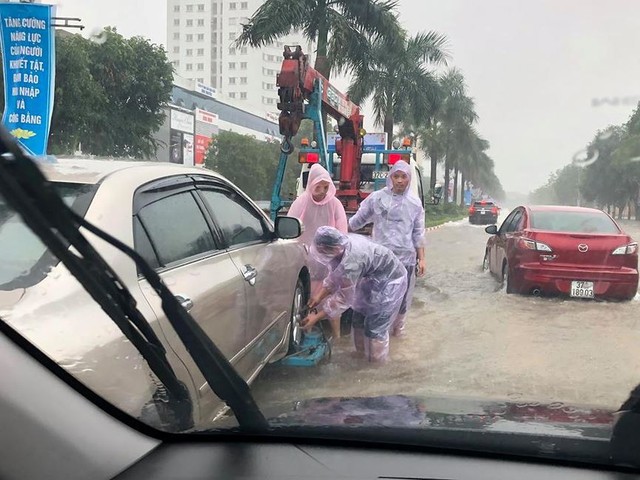 Mưa cực lớn tại Nghệ An, đường phố thành Vinh ngập sâu trong nước   - Ảnh 3.