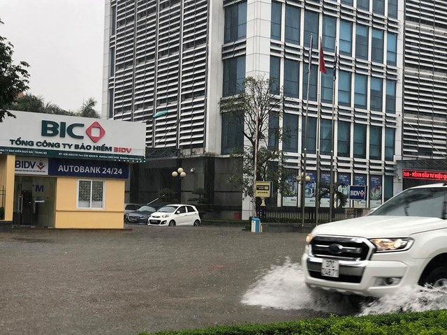 Mưa cực lớn tại Nghệ An, đường phố thành Vinh ngập sâu trong nước   - Ảnh 6.
