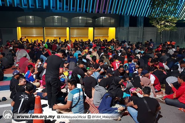 Chung kết lượt đi AFF Cup 2018: Ngay lúc này, hàng nghìn fan Malaysia vạ vật xếp hàng xuyên đêm chờ mua vé, không khác gì CĐV Việt Nam trước khi vé bán online - Ảnh 2.