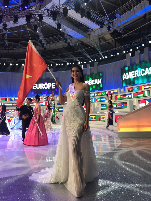 Tiểu Vy cùng mẹ cầm cờ Tổ quốc, rạng rỡ ghi lại khoảnh khắc đáng nhớ trên sân khấu chung kết Miss World 2018 - Ảnh 3.