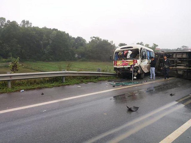  Hai ô tô khách đâm nhau lật ngửa trên cao tốc Nội Bài - Lào Cai - Ảnh 1.