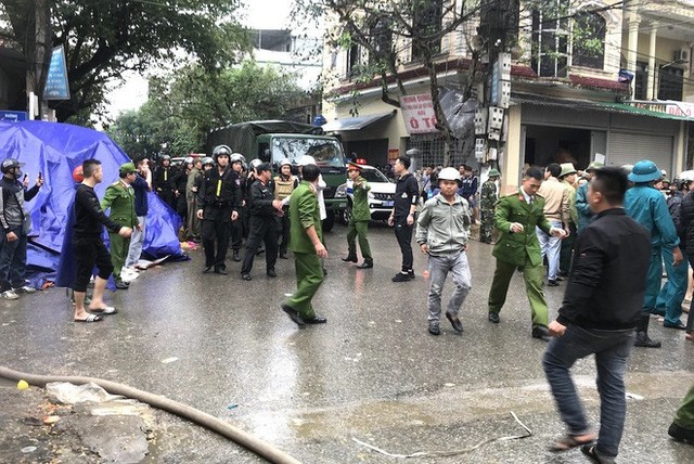 Cháy kinh hoàng ở chợ Vinh, hàng nghìn người và công an mướt mồ hôi cứu hàng - Ảnh 3.