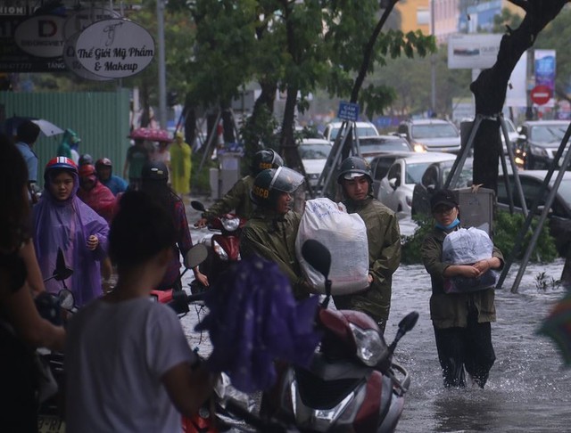 Ngập sâu ở Đà Nẵng: Ô tô chết máy hàng loạt, CSGT đằm mình giải cứu  - Ảnh 11.