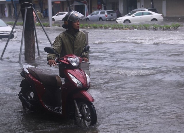 Ngập sâu ở Đà Nẵng: Ô tô chết máy hàng loạt, CSGT đằm mình giải cứu  - Ảnh 12.