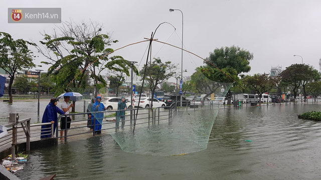Hình ảnh chưa từng có ở Đà Nẵng: Xuồng bơi trên phố, người dân quăng lưới bắt cá giữa biển nước mênh mông - Ảnh 12.