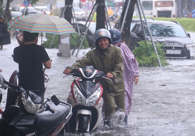 Ngập sâu ở Đà Nẵng: Ô tô chết máy hàng loạt, CSGT đằm mình giải cứu  - Ảnh 13.