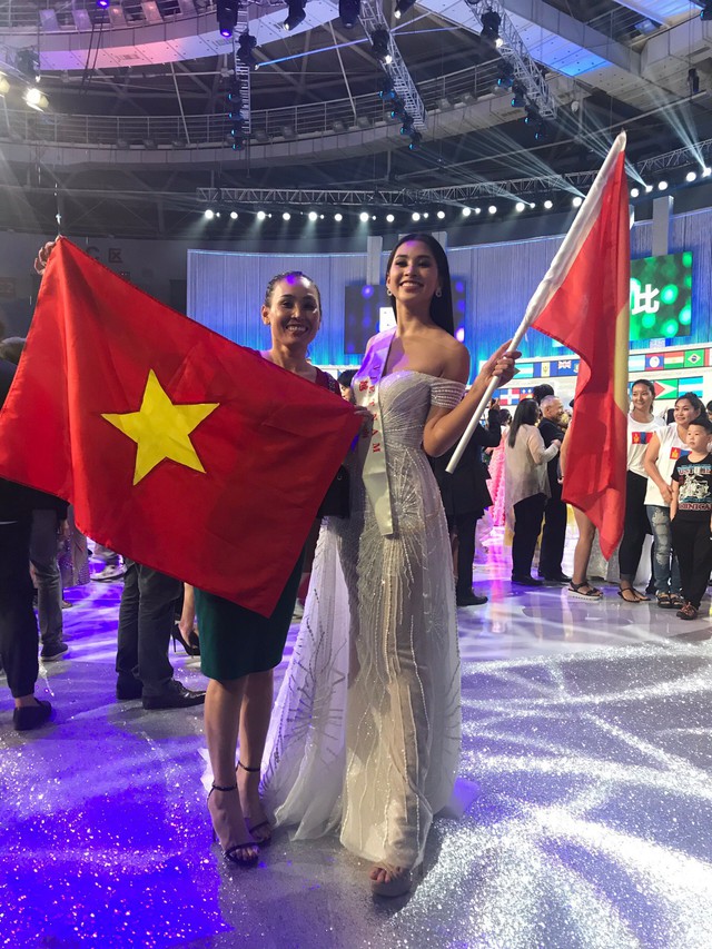 Tiểu Vy cùng mẹ cầm cờ Tổ quốc, rạng rỡ ghi lại khoảnh khắc đáng nhớ trên sân khấu chung kết Miss World 2018 - Ảnh 4.