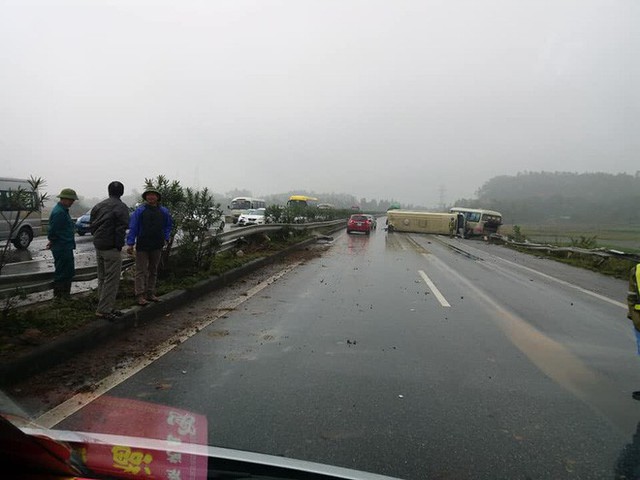  Hai ô tô khách đâm nhau lật ngửa trên cao tốc Nội Bài - Lào Cai - Ảnh 2.