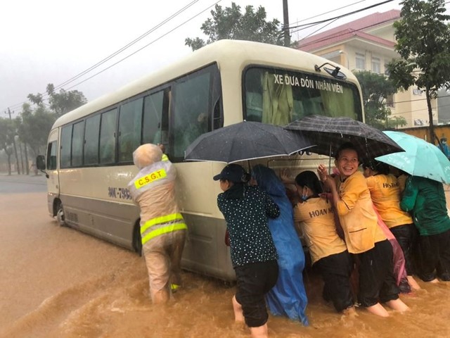 Ngập sâu ở Đà Nẵng: Ô tô chết máy hàng loạt, CSGT đằm mình giải cứu  - Ảnh 3.